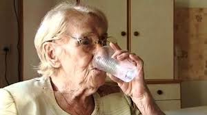 Mamie boit de l'eau