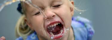 petite fille boit de l'eau